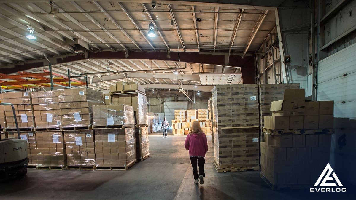 Hàng xếp pallet trong kho – Tài khoản nộp thuế nhập khẩu, tiểu mục và cách gỡ khi tiền vào nhầm khoản