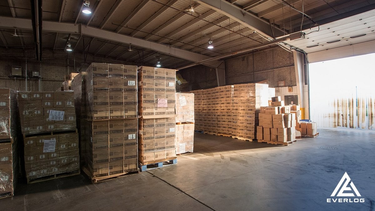 Hàng xếp pallet trong kho – Hạt, bột nào nên đóng xá và khi nào nên giữ nguyên bao