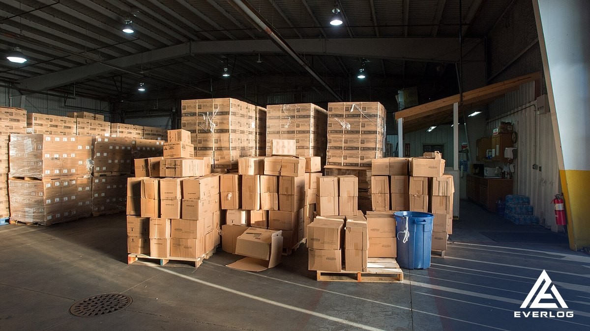 Hàng xếp pallet trong kho – Nhờ Everest so phương án đóng bao và đóng xá trước khi chốt hợp đồng