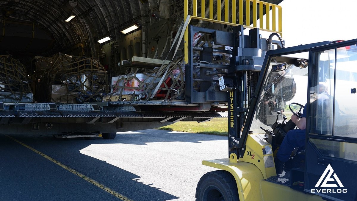 Xếp pallet hàng lên máy bay – Everest tính kg tính cước từng kiện và đặt phương án air cạnh phương án biển