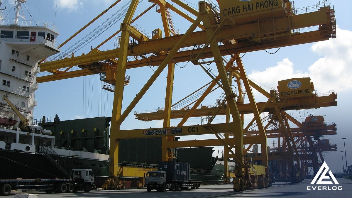Cẩu bờ bốc xếp container tại cảng biển – Everest dựng song song dự toán LCL và FCL cho lô hàng chưa đầy container