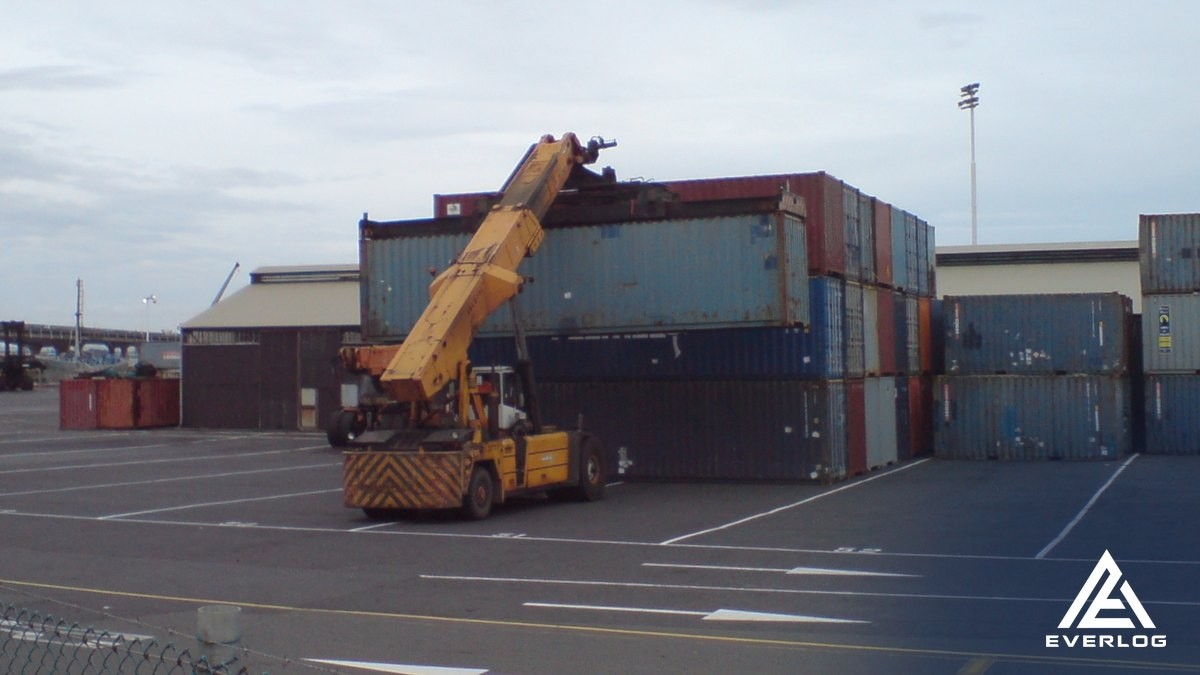 Cẩu bờ bốc xếp container tại cảng biển – Gửi các báo giá xe đang có để Everest đưa về cùng phạm vi trước khi chốt nhà xe