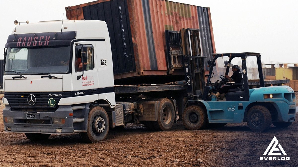 Xe đầu kéo chở container trên đường – Sai một ký tự số container