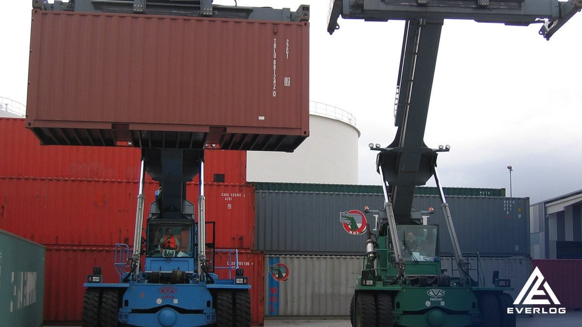 Cẩu bờ bốc xếp container tại cảng biển – Soát hóa đơn cảng, depot với EIR trước khi thanh toán