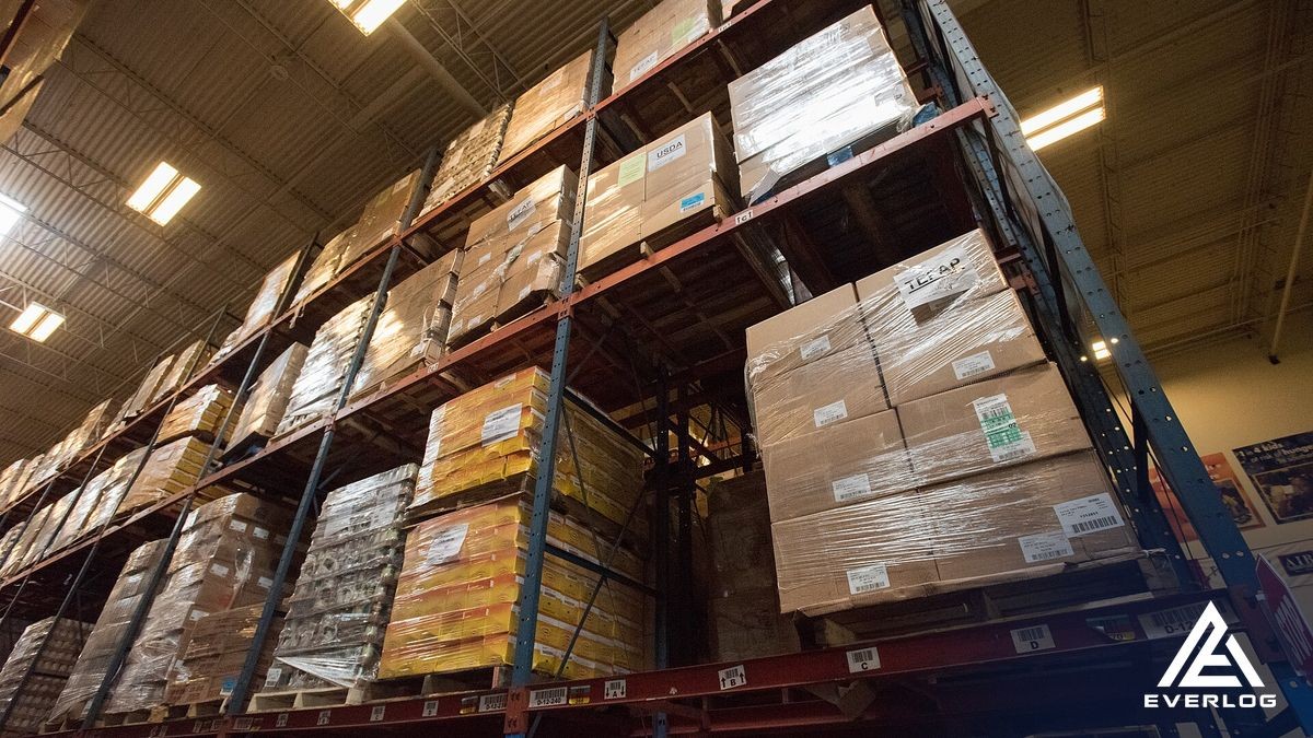 Hàng xếp pallet trong kho – Khoản chi hộ