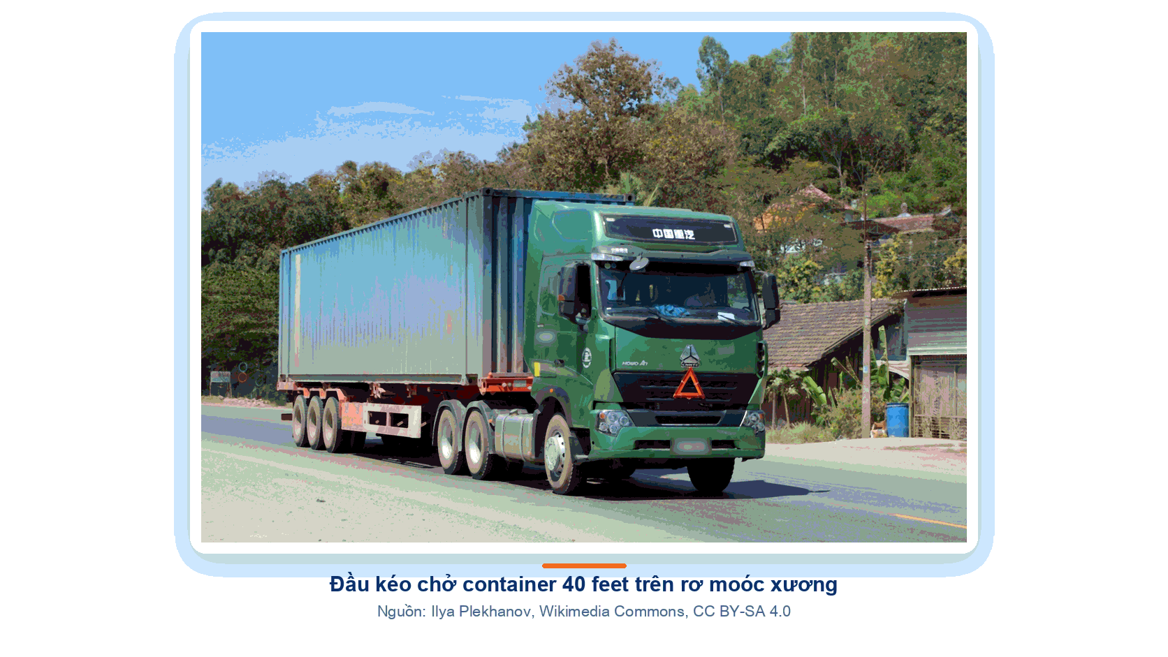 Xe đầu kéo ba trục kéo sơ mi rơ moóc xương chở container 40 feet trên quốc lộ Việt Nam